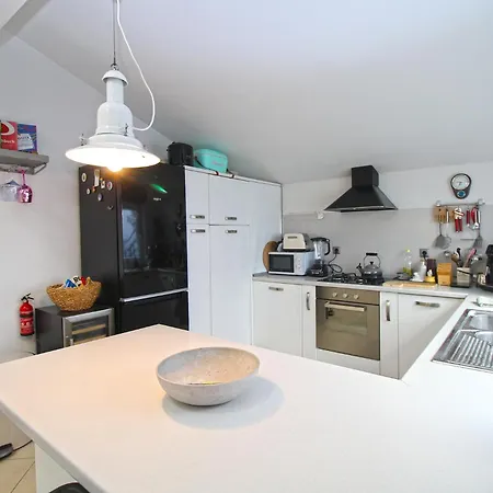 House Kada 1572 펜션 풀라